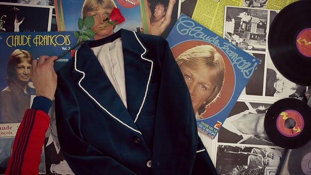 Eine Jacke liegt auf Vinyl-Platten. Eine Jacke liegt auf Vinyl-Platten.