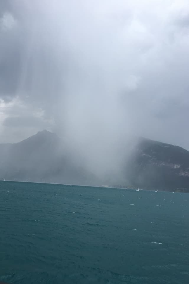 Niederschlagsvorhang über dem Thunersee. Niederschlagsvorhang über dem Thunersee.