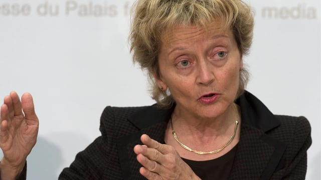 Finanzministerin Eveline Widmer-Schlumpf gestikuliert bei einer Medienkonferenz. Finanzministerin Eveline Widmer-Schlumpf gestikuliert bei einer Medienkonferenz.