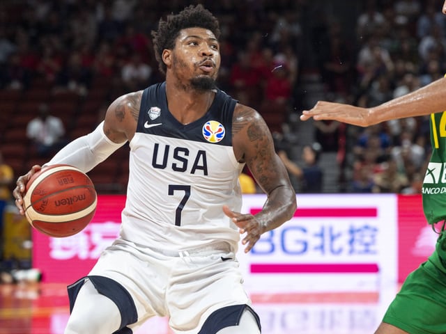 Shooting Guard Marcus Smart mit dem Ball in der Hand. Shooting Guard Marcus Smart mit dem Ball in der Hand.