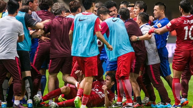 Oscar liegt am Boden, rundherum raufen sich die Spieler. Oscar liegt am Boden, rundherum raufen sich die Spieler.