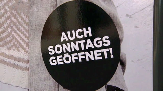 Schild mit dem Text: Auch sonntags geöffnet! Schild mit dem Text: Auch sonntags geöffnet!