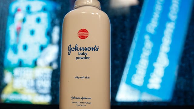 Asbest in Baby-Pflegeprodukten? J&J bestreitet die Vorwürfe und will das Urteil weiterziehen. Asbest in Baby-Pflegeprodukten? J&J bestreitet die Vorwürfe und will das Urteil weiterziehen.
