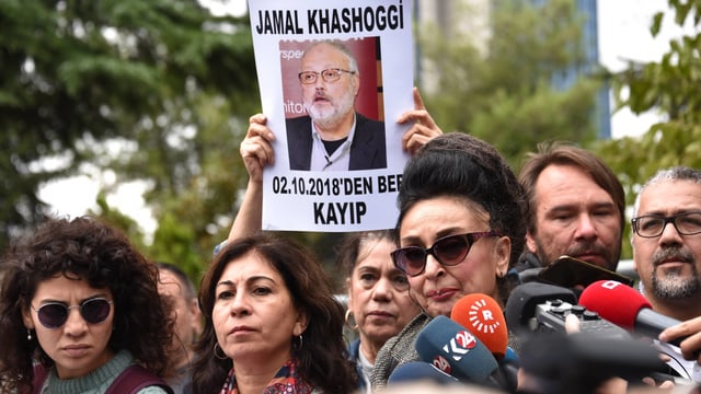 Demonstranten vor dem saudischen Konsulat in Istanbul Demonstranten vor dem saudischen Konsulat in Istanbul