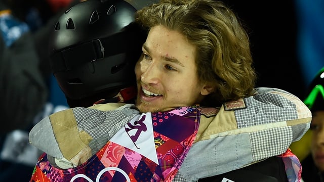 Der geschlagene Shaun White gratuliert Olympiasieger Iouri Podladtchikov. Der geschlagene Shaun White gratuliert Olympiasieger Iouri Podladtchikov.