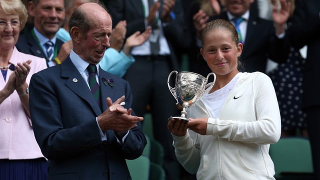 Ostapenko nach ihrem Wimbledon-Sieg bei den Juniorinnen 2014. Ostapenko nach ihrem Wimbledon-Sieg bei den Juniorinnen 2014.