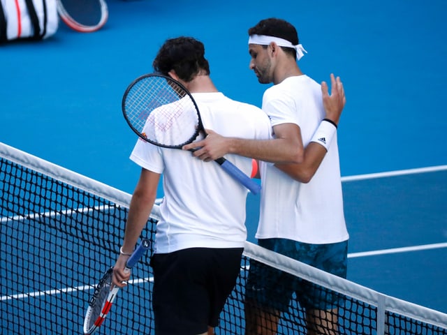 Grigor Dimitrov klopft am Netz Dominic Thiem auf die Schulter Grigor Dimitrov klopft am Netz Dominic Thiem auf die Schulter