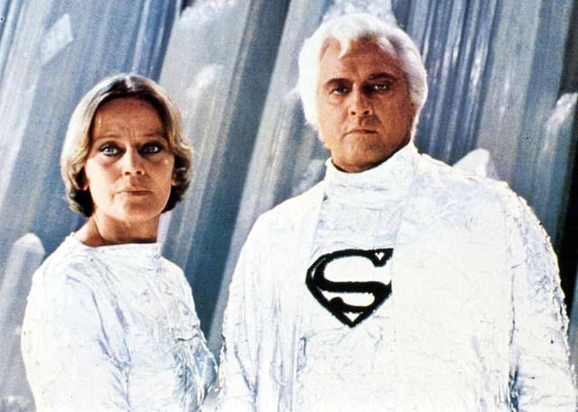 Auf dem Bild sind Marlon Brando als Jor-El und die Schweizerin Maria Schell als Vond-Ah zu sehen. Auf dem Bild sind Marlon Brando als Jor-El und die Schweizerin Maria Schell als Vond-Ah zu sehen.