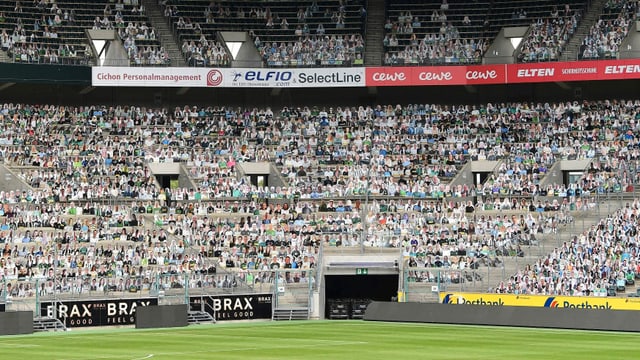 Pappaufsteller im Gladbach-Stadion Pappaufsteller im Gladbach-Stadion