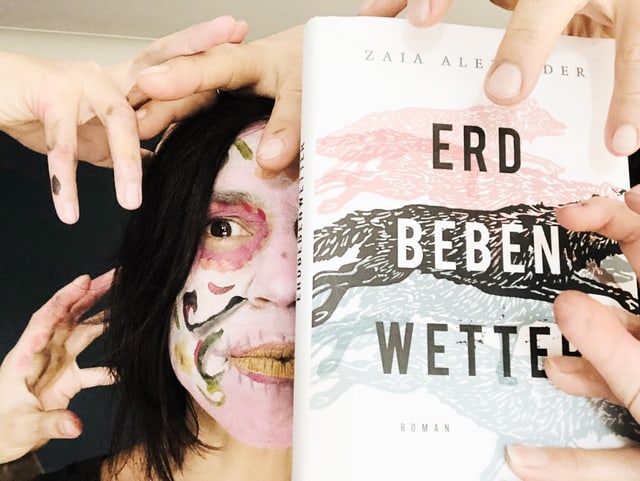 Annette König ist unheimlich geschmickt und hält den Roman «Erdbebenwetter» in der Hand Annette König ist unheimlich geschmickt und hält den Roman «Erdbebenwetter» in der Hand