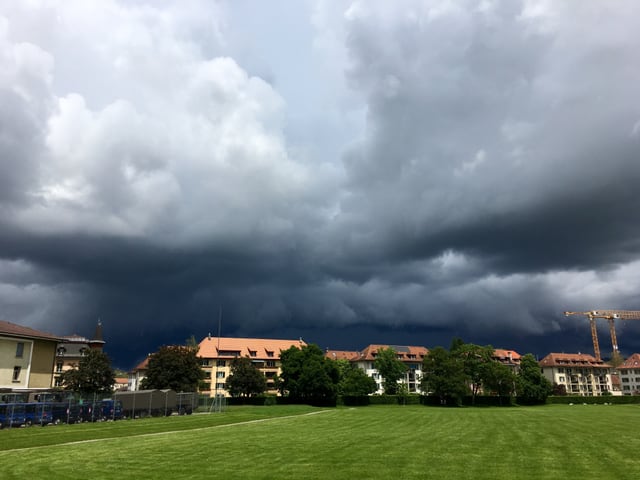 Gewitter, Dunkle Wolken über dem Mittelland - hier in Bern