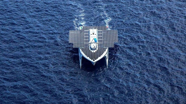 Ein Ufo-artiger Katamaran mit Solarpanels auf seiner Oberfläche. Ein Ufo-artiger Katamaran mit Solarpanels auf seiner Oberfläche.