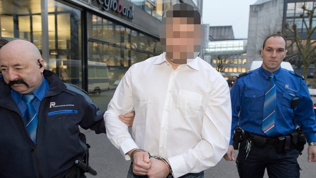 Grosser und breiter Mann wird von Polizisten abgeführt. Grosser und breiter Mann wird von Polizisten abgeführt.