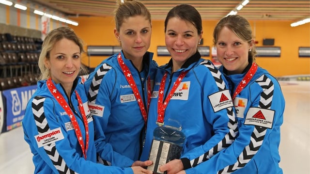 Die Aarauer Curlerinnen sind Schweizermeister: Skip Silvana Tirinzoni, Marlene Albrecht, Esther Neuenschwander und Sandra Gantenbein (v.l.n.r.). Die Aarauer Curlerinnen sind Schweizermeister: Skip Silvana Tirinzoni, Marlene Albrecht, Esther Neuenschwander und Sandra Gantenbein (v.l.n.r.).