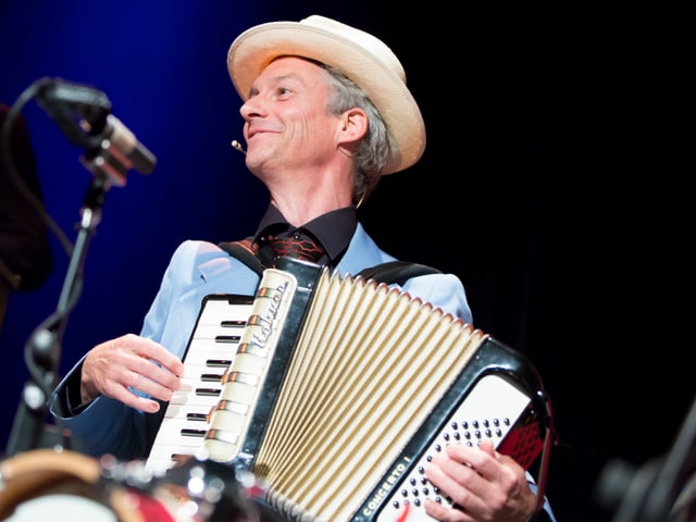 Gerhard Tschan beim Akkordeon spielen Gerhard Tschan beim Akkordeon spielen