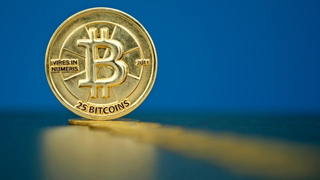 Goldene Bitcoin-Münze. Goldene Bitcoin-Münze.