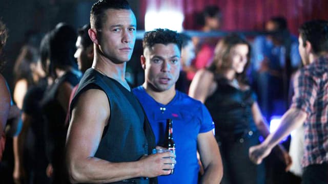 Joseph Gordon-Levitt als Jon Martello in einer Discothek. Joseph Gordon-Levitt als Jon Martello in einer Discothek.