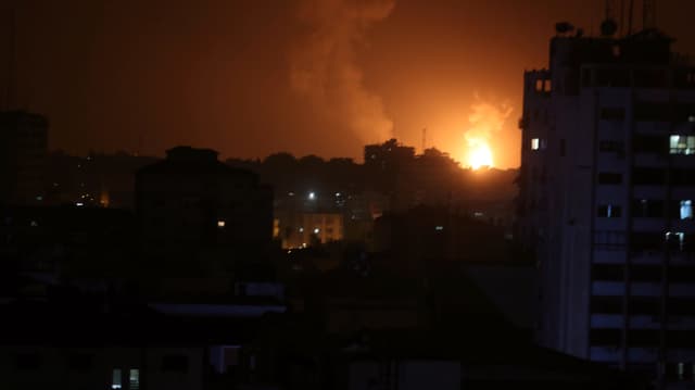 Feuer am Nachthimmel über Gaza-Stadt Feuer am Nachthimmel über Gaza-Stadt