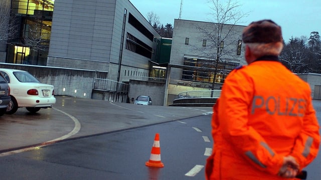 Ein Polizist steht vor dem Gebäude der mobilen Einsatzpolizei. Ein Polizist steht vor dem Gebäude der mobilen Einsatzpolizei.