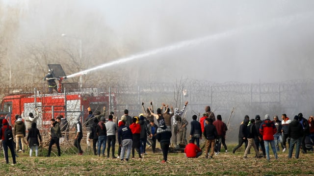 Wasserwerfer schiessen auf Flüchtlinge und Migranten an der türkisch-syrischen Grenze. Wasserwerfer schiessen auf Flüchtlinge und Migranten an der türkisch-syrischen Grenze.