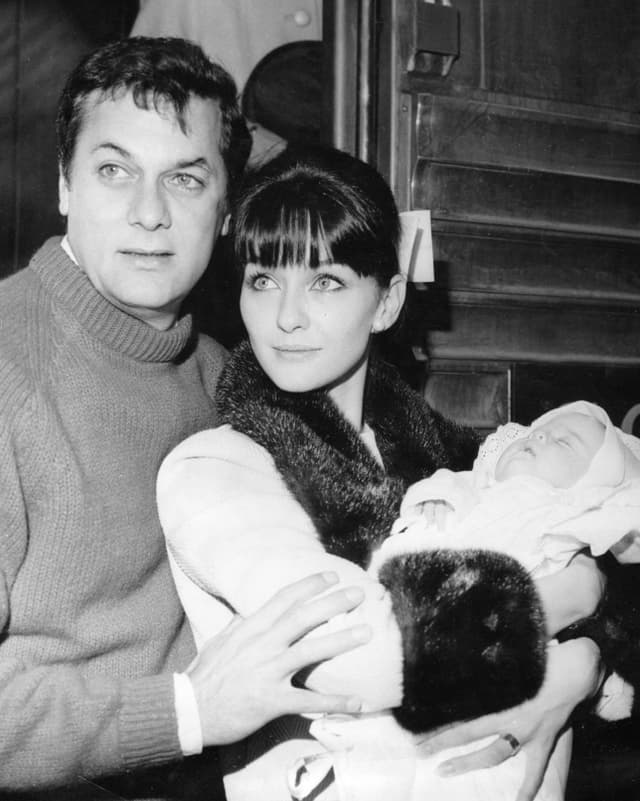Tony Curtis und Christine Kaufmann mit Baby. Tony Curtis und Christine Kaufmann mit Baby.