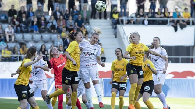 Spielerinnen des FCZ und YB kämpfen um den Ball. Spielerinnen des FCZ und YB kämpfen um den Ball.