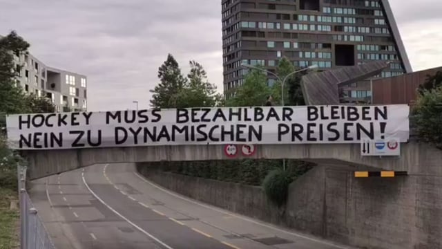 Transparent der EVZ-Fans: «Hockey muss bezahlbar bleiben – Nein zu dynamischen Preisen». Transparent der EVZ-Fans: «Hockey muss bezahlbar bleiben – Nein zu dynamischen Preisen».