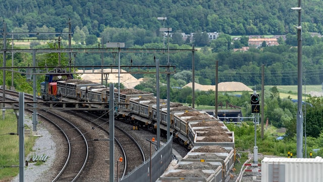 Zug voll beladen mit Geröll fährt ab Zug voll beladen mit Geröll fährt ab
