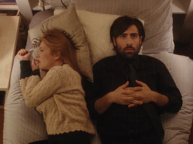 Yvette (Joséphine de La Baume) neben Philip (Jason Schwartzman) im Bett. Sie hat sich abgewendet. Yvette (Joséphine de La Baume) neben Philip (Jason Schwartzman) im Bett. Sie hat sich abgewendet.