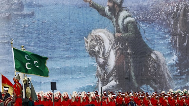 Soldaten stehen vor einem Gemälde von Sultan Mehmet II Soldaten stehen vor einem Gemälde von Sultan Mehmet II