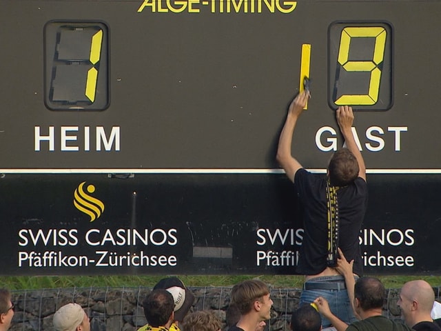 Ein YB-Fan «korrigiert» das falsche Resultat auf der Matchuhr, die nur einstellige Ergebnisse anzeigen kann. Ein YB-Fan «korrigiert» das falsche Resultat auf der Matchuhr, die nur einstellige Ergebnisse anzeigen kann.