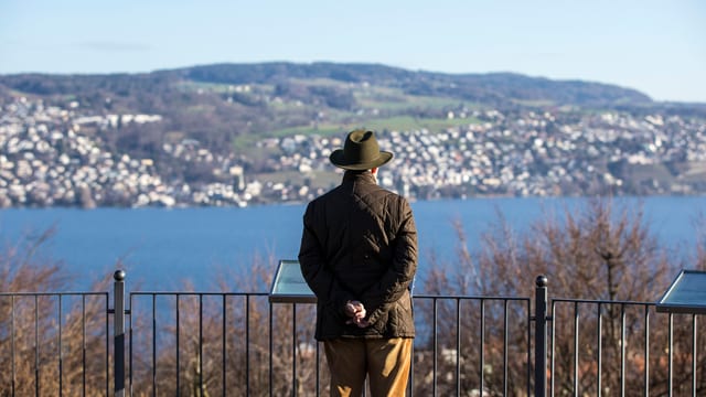 Älterer Mann mit Hut blickt auf den Zürichsee. Älterer Mann mit Hut blickt auf den Zürichsee.