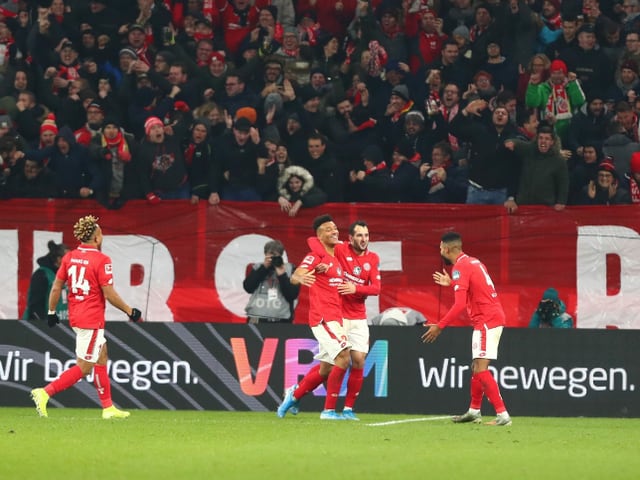 Karim Onisiwo wird nach dem Ausgleich von seinen Teamkollegen bejubelt. Karim Onisiwo wird nach dem Ausgleich von seinen Teamkollegen bejubelt.