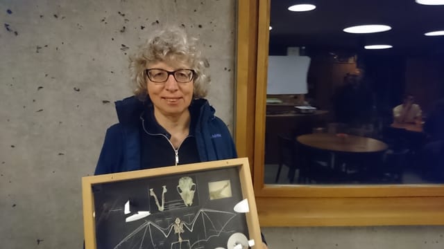 Miriam Lutz preschenta in skelet d'in utschè-mezmieur. Miriam Lutz preschenta in skelet d'in utschè-mezmieur.