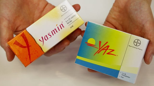 Eine Person hält zwei Medikamentenpackungen in der Hand. Eine Person hält zwei Medikamentenpackungen in der Hand.