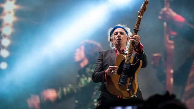 Keith Richards auf der Bühne mit seiner Gitarre. Keith Richards auf der Bühne mit seiner Gitarre.