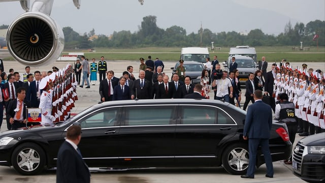 Empfang mit Limousine am Flughafen. Empfang mit Limousine am Flughafen.