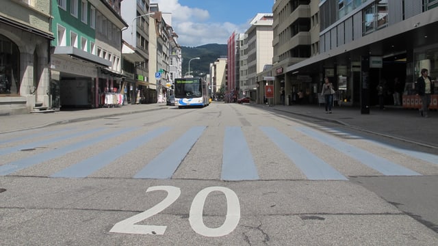 Fussgängerstreifen und die Zahl 20 vordran Fussgängerstreifen und die Zahl 20 vordran