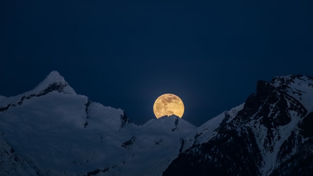 Der Mond "schaut" über eine Bergkrete. Der Mond "schaut" über eine Bergkrete.