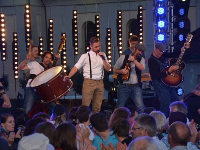 Band auf der Bühne.
