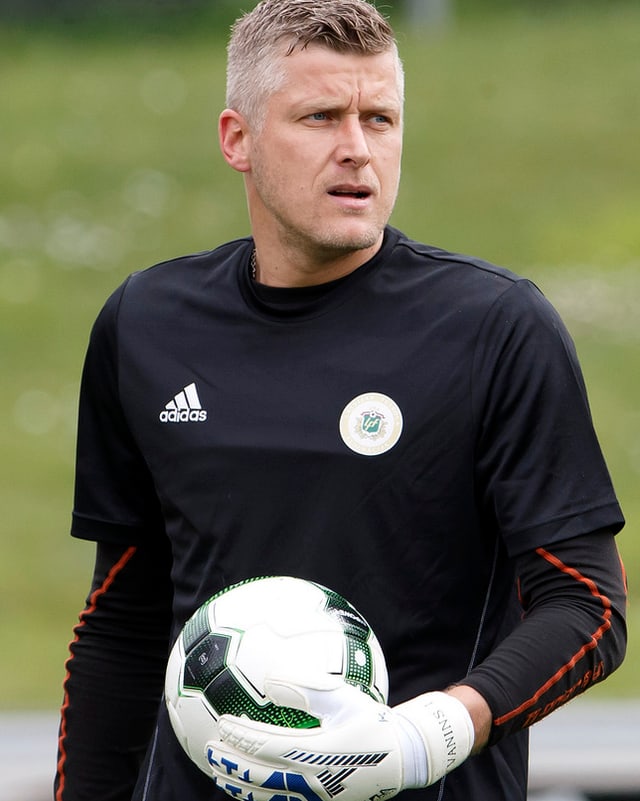 Andris Vanins hält einen Ball fest. Andris Vanins hält einen Ball fest.