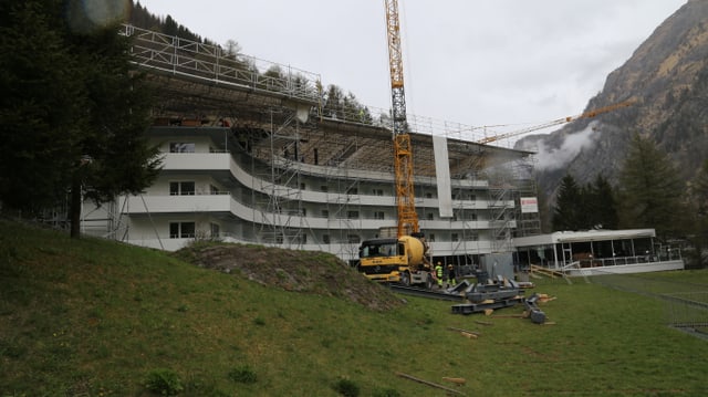 Il bajetg existent dil hotel Therme ha ina furma d'ina banana Il bajetg existent dil hotel Therme ha ina furma d'ina banana
