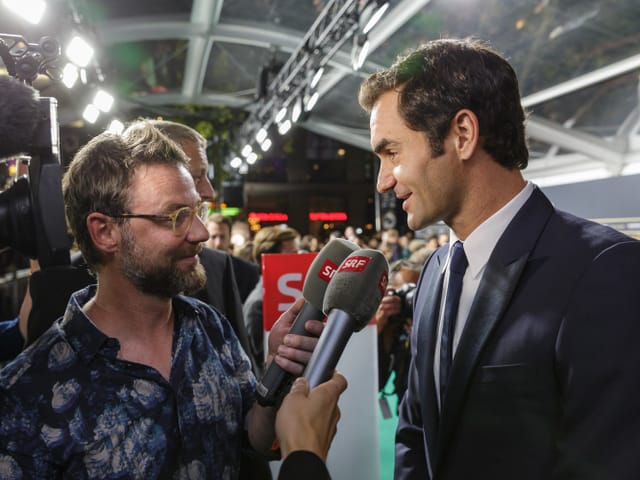 Check! Das erste Mal in seinem Leben durfte Nik Hartmann Roger Federer interviewen.
