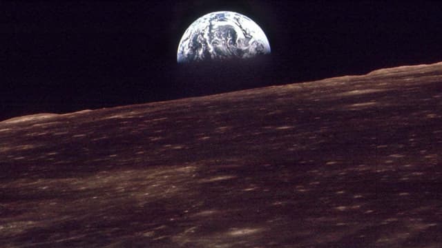 Das Foto der Apollo-8-Mission vom 24. Dezember 1968 zeigt, wie die Erde über dem Horizont des Mondes aufgeht. Das Foto der Apollo-8-Mission vom 24. Dezember 1968 zeigt, wie die Erde über dem Horizont des Mondes aufgeht.
