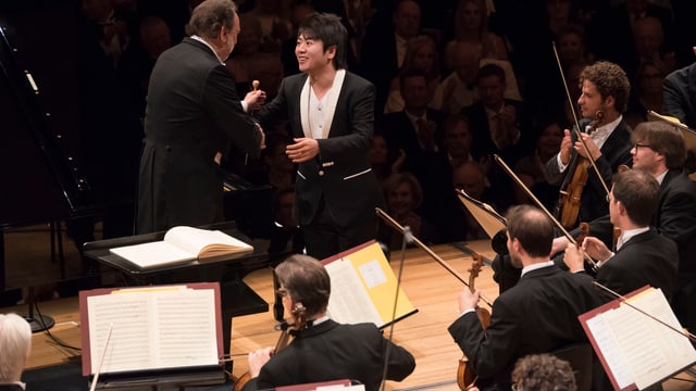 Das Lucerne Festival Orchestra mit Riccardo Chailly mit Lang Lang auf der Bühne des KKL Das Lucerne Festival Orchestra mit Riccardo Chailly mit Lang Lang auf der Bühne des KKL
