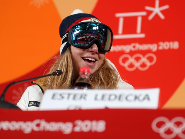 Olympiasiegerin Ester Ledecka mit Skibrille an der Medienkonferenz Olympiasiegerin Ester Ledecka mit Skibrille an der Medienkonferenz