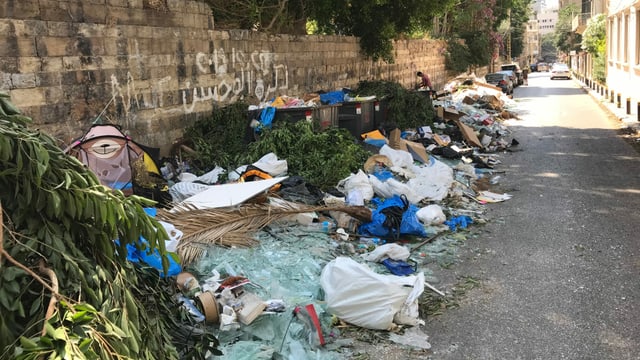 Eine Strasse gesäumt von Abfall Eine Strasse gesäumt von Abfall
