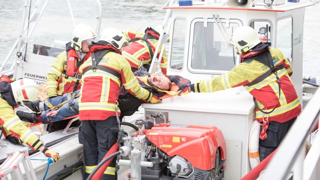Rettungskräfte auf Schiff Rettungskräfte auf Schiff
