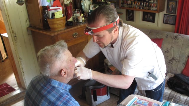 Michael Keller behandelt seinen Patienten mitten im Wohnzimmer. Michael Keller behandelt seinen Patienten mitten im Wohnzimmer.