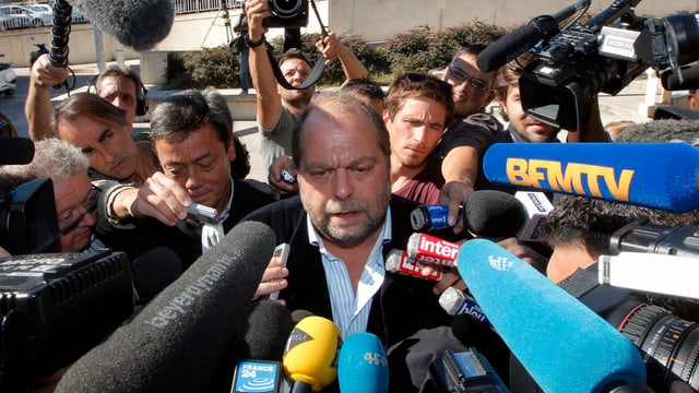Dupond-Moretti von Journalisten und Mikrofonen belagert. Dupond-Moretti von Journalisten und Mikrofonen belagert.